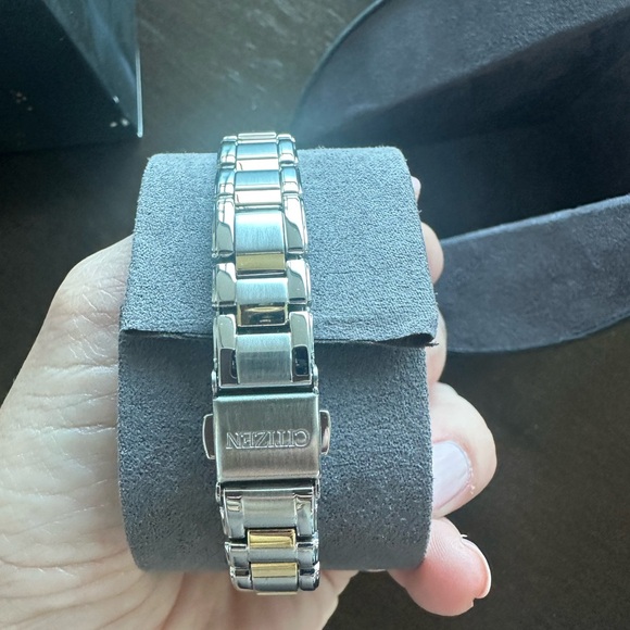 Citizen Eco-Drive Two-Tone Watch. Brand new. Never worn - Picture 3 of 4
